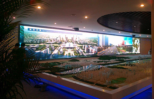 江蘇鹽城汽車商貿(mào)城展館P5室內(nèi)全彩LED顯示屏由上海智彩科技設(shè)計(jì)、安裝