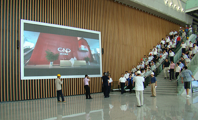 福建廈門會(huì)展中心P6室內(nèi)全彩LED顯示屏由上海智彩科技設(shè)計(jì)、安裝